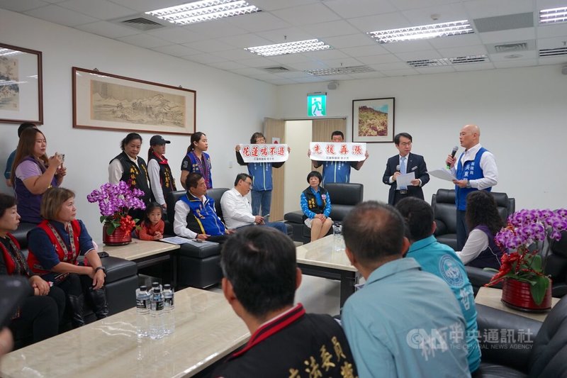台鐵票價將調漲,花蓮國民黨籍民意代表不滿北花票價調漲高達32%,9日上午到花蓮火車站向台鐵表達訴求,花蓮車站長吳佳陽(站立者右2)聽取民代意見。中央社記者張祈攝 114年4月9日