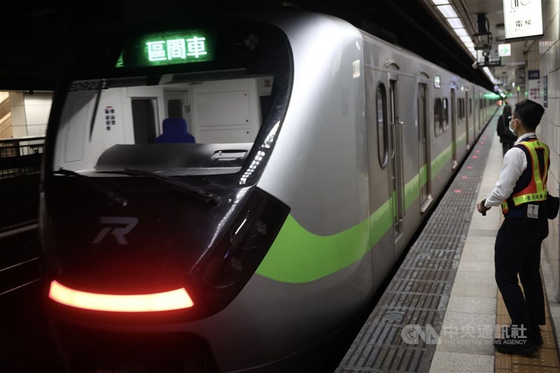 台鐵母親節將加開6班次列車,11日凌晨0時開放旅客訂票。(中央社檔案照片)