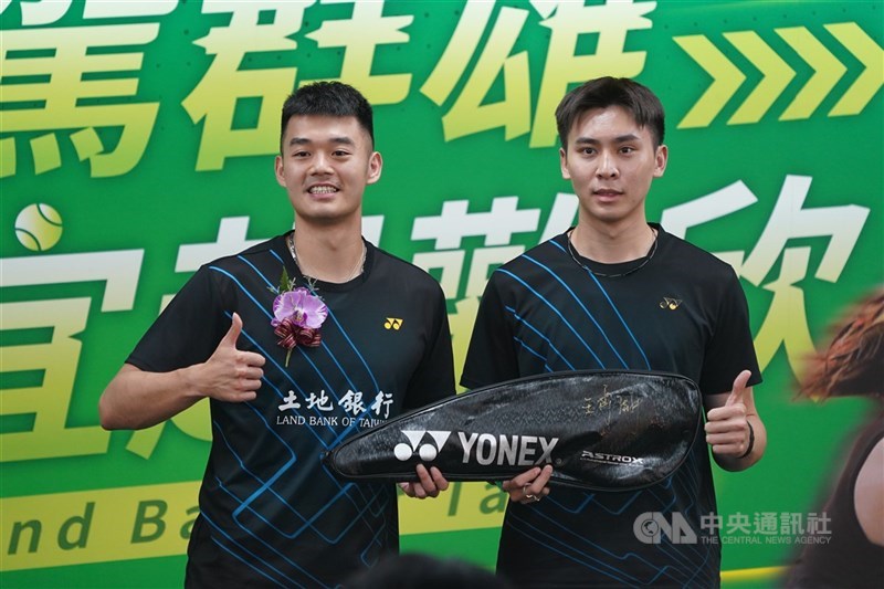 台灣男雙組合王齊麟(左)與邱相榤(右)9日在亞洲羽球錦標賽男雙首輪登場,以21比19、21比12淘汰印度組合羅伊與帕拉希克,前進16強。(中央社檔案照片)