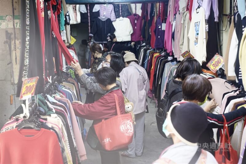 圖為民眾在台北市北投區選購服飾。(中央社檔案照片)