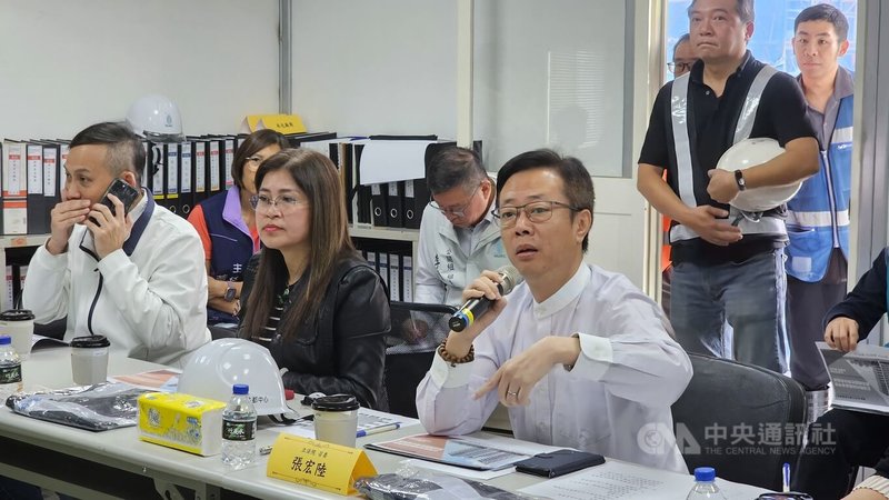 立法院內政委員會到板橋視察國都中心5社宅建案建度,結果有4建案嚴重落後30%以上,召委張宏陸(前右 )直呼誇張,質疑國都中心為何不依程序解約。中央社記者王鴻國攝 114年4月9日