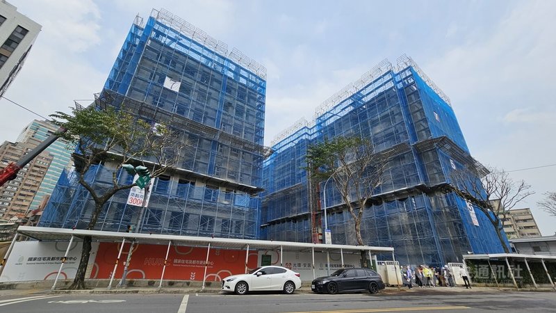 立法院內政委員會到板橋視察國都中心5社宅建案進度,國都中心說明,除了「光環安居」(圖)建案進度有些微超前,其他4個建案都落後。中央社記者王鴻國攝 114年4月9日
