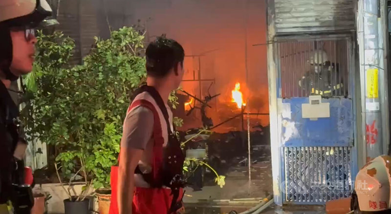 台東市強國街租屋民宅8日晚間發生火警,葉姓男租客遭濃煙嗆傷送醫不治。警方調閱附近監視器,發現火警前林姓女租客進出房屋,已將女子帶回偵訊,了解可能的犯案動機。中央社記者盧太城台東攝 114年4月9日