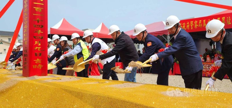 澎湖縣政府警察局馬公分局異址新建工程動土典禮9日舉行,澎湖縣長陳光復(右6)、議長陳毓仁(右5)等人出席。中央社 114年4月9日