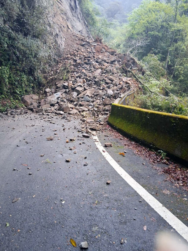 林業及自然保育署台中分署9日表示,近日山區連續降雨加上地震影響,大雪山國家森林遊樂區內的大雪山林道29.4公里處土石崩落,大雪山國家森林遊樂區自即日起休園。(林業及自然保育署台中分署提供)中央社記者趙麗妍傳真 114年4月9日