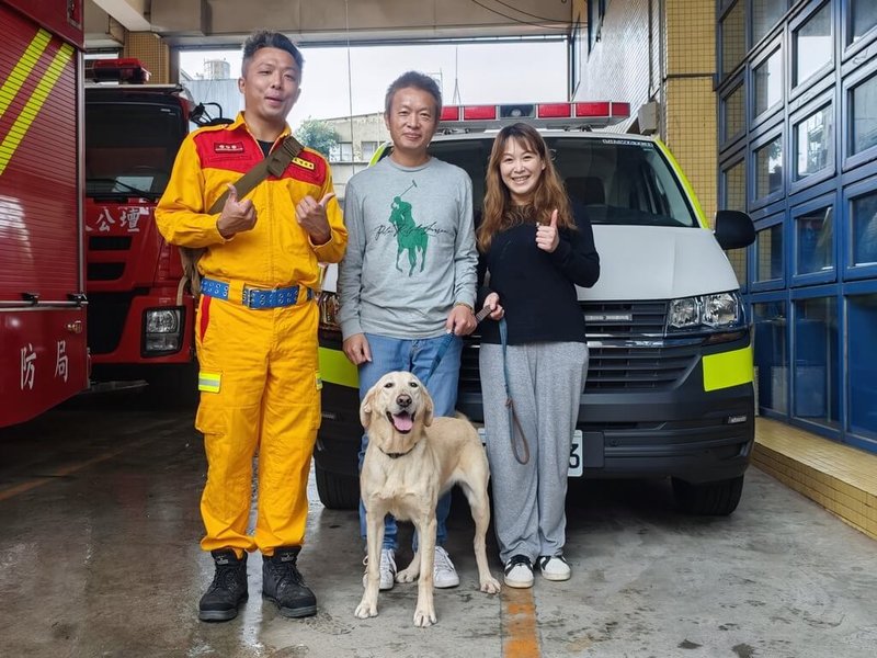 新竹市消防局搜救犬Veca日前退役，經專業領犬員審核與評估，10日確認由南投縣江小姐（右）認養，將展開退休新生活。（新竹市消防局提供）中央社記者魯鋼駿傳真  114年4月10日