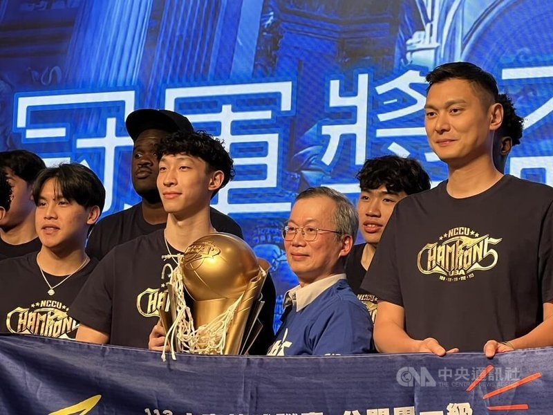 政治大學籃球隊下季將挑戰大專籃球聯賽（UBA）6連霸，大三主控宋昕澔（前左2）10日受訪談到是否選擇提前挑戰職籃，他說，將會完成學業。中央社記者黃巧雯攝  114年4月10日