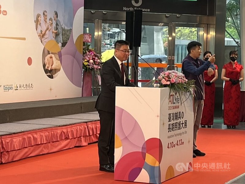衛生福利部次長呂建德(中)10日出席2025台灣輔具暨長期照護大展發表演講,會後受訪時表示,近期將把「長照3.0」方案提報行政院,核定後若無問題,即待總統公布,一定會於民國115年上路。中央社記者曾以寧攝 114年4月10日