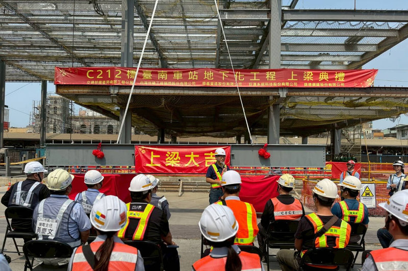 台南市區鐵路地下化計畫台南車站新建工程的地下站體結構已完成,鐵道局南部工程分局10日舉行地面站體上梁典禮,工程團隊相關人員等祭拜祈福後,一同見證上梁儀式。(鐵道局南部工程分局提供)中央社記者楊思瑞台南傳真 114年4月10日