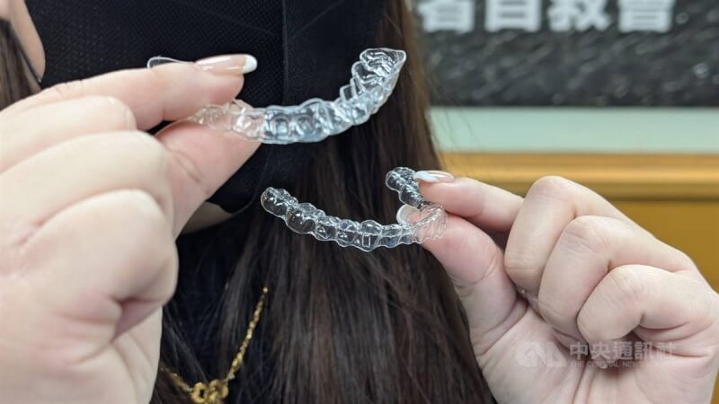 民眾表示,配戴知名隱形牙套後出狀況,並質疑其成品合法性。衛福部食藥署表示,已根據所揭露的產品供應來源、廣告等相關疑似違規情事,請衛生局協助調查釐清並依法處理。中央社記者曾以寧攝 114年2月24日