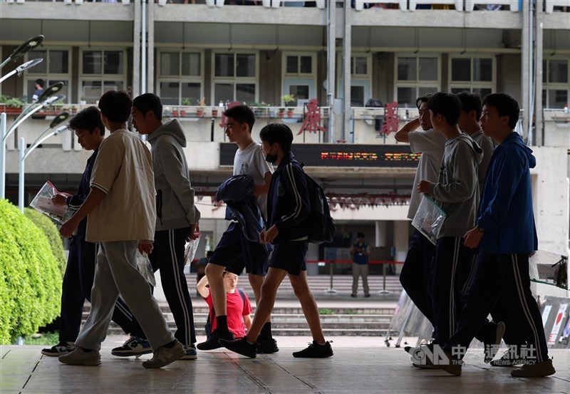 教育部及國中教育會考全國試務會10日發布新聞稿,114年會考將於5月17、18日舉行,11日將寄發准考證。圖為113年國中教育會考時,考生準備進入考場。(中央社檔案照片)