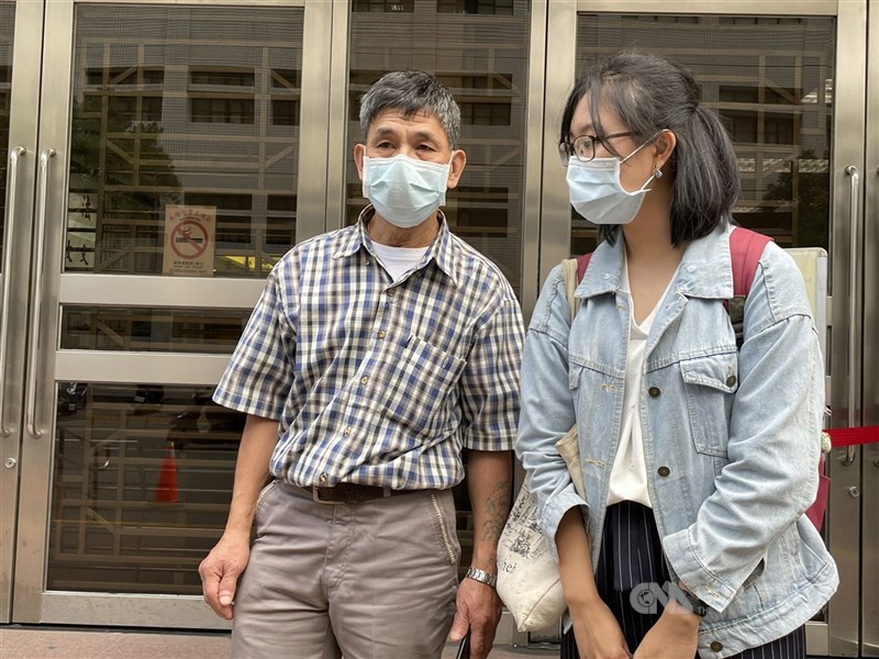 涉興大女學生命案男子呂金鎧(左)更六審判刑20年後捨棄上訴定讞。呂金鎧聲請再審,台灣高等法院10日更裁開始再審。(中央社檔案照片)