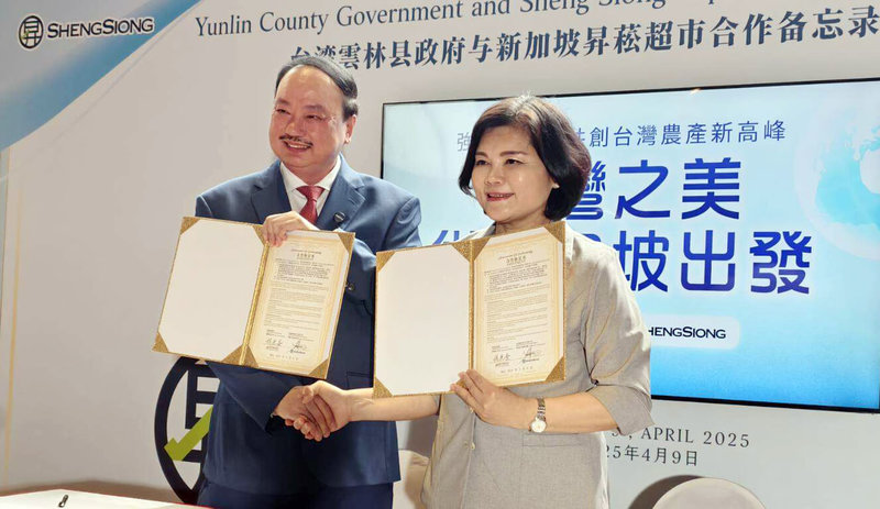 雲林縣長張麗善(右)所率領新加坡食品展代表團9日與新加坡昇菘超市簽署合作備忘錄,並宣布昇菘超市11日至17日舉辦「台灣食品節推廣會」,促進台灣農產進軍新加坡市場。 (雲林縣府提供)中央社記者姜宜菁傳真 114年4月10日