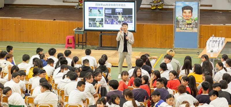拿下2面奧運羽球男雙金牌的李洋(後立者),獲得廠商贊助舉行公益演講,並將演講的贊助費用全數捐給自己指定的6名羽球選手,讓他們有更多資源打拚。(汎德永業集團提供)中央社記者黎建忠傳真 114年4月10日