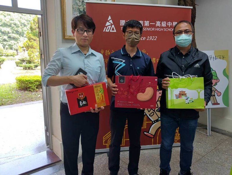 台南一中一名學生日前搭乘台南藍幹線公車，因提早離開座位遭司機制止訓話，台南市府及客運業者11日到校致歉，由校方人員（中）代表接受。（台南一中提供）中央社記者張榮祥台南傳真  114年4月11日