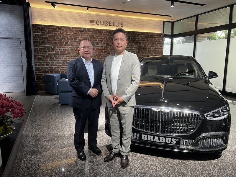 中租控股旗下中租汽車租賃11日宣布與德國知名豪華汽車品牌BRABUS台灣總經銷三一東林簽署合作,成為官方唯一指定租賃合作夥伴,攜手搶攻高階商用車市場。左起中租租車營運長戴光顯、三一東林董事長陳睿謙。(中租控股提供)中央社記者潘智義傳真 114年4月11日