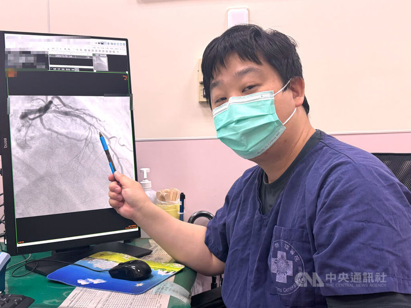 台中榮總駐診大甲李綜合醫院的心臟內科黃祺耀醫師指出,一名男子身材偏瘦,但壞膽固醇超標,日前他酒後突感胸悶,就醫發現急性心肌梗塞。中央社記者趙麗妍攝 114年4月11日