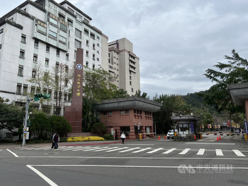 近日有政治大學學生在校內圖書館1樓設置罷免連署站,引起熱議。校方11日表示,圖書館是學習重地,所有活動都應事先提出申請。圖為政大校門外觀。中央社記者陳至中台北攝 114年4月11日