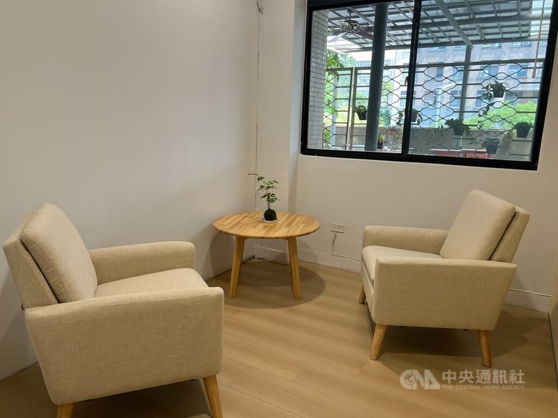 校園心理健康議題日益受到關注,教育部推動大專校院輔導諮商空間改造計畫,虎尾科技大學重新劃分諮商與行政辦公區域,並提升輔導環境氛圍,強化隱密性。 中央社記者姜宜菁攝 114年4月11日