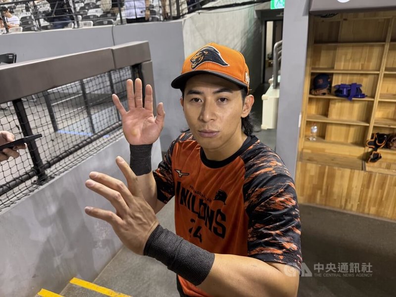 美國職棒大聯盟近期「魚雷棒」話題延燒,中華職棒統一7-ELEVEn獅隊陳傑憲(圖)11日試用後,認為魚雷棒蠻符合他的打擊型態、會想嘗試看看。中央社記者謝靜雯攝 114年4月11日