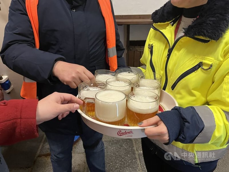 飲酒在捷克文化中不可或缺,然而,每年因酒精相關因素導致的死亡人數達數千人,世界衛生組織正敦促捷克政界實施更嚴格的酒精管控。(飲酒過量有礙健康;未成年請勿飲酒;酒後勿開車)中央社記者劉郁葶布拉格攝 114年4月11日