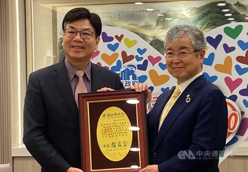 嬌聯日本總公司社長高原豪久(右)11日下午捐贈新北市政府女性生理用品、嬰幼兒及成人紙尿褲等,由副市長劉和然(左)代表受贈並回贈感謝牌。中央社記者黃旭昇新北市攝 114年4月11日