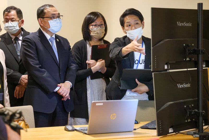 新北市長侯友宜(左2)率團赴日本東京考察,11日到導入多項高科技設備與資訊系統的「善光會」參觀,了解機構如何運用高科技協助照護員掌握長者健康狀況,提升照護效率。(新北市新聞局提供)中央社記者黃旭昇新北市傳真 114年4月11日