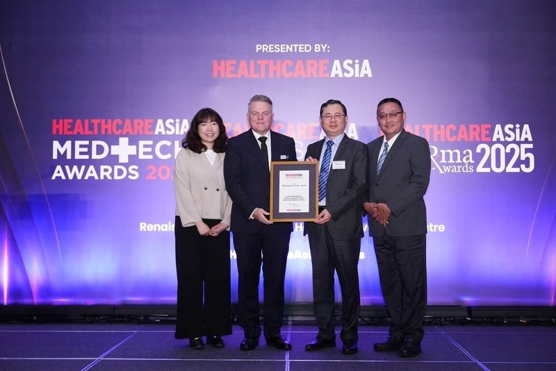 Healthcare Asia Awards10日在馬來西亞吉隆坡舉辦頒獎典禮,嘉義長庚醫院榮獲年度永續計畫獎,由副院長蕭政廷(右2)代表出席受獎。(嘉義長庚醫院提供)中央社記者蔡智明傳真 114年4月11日