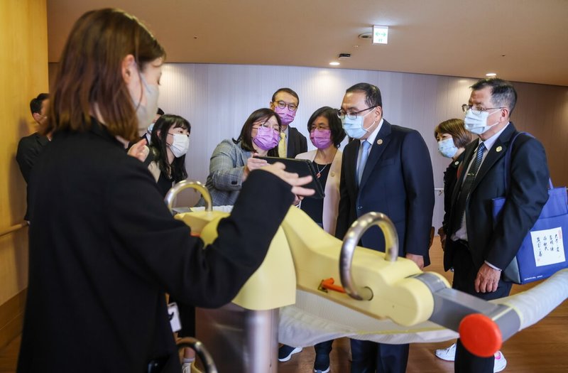 新北市長侯友宜(前右2)率團赴日考察,11日參訪東京「善光會」,了解該機構如何利用科技設施與AI人工智慧提升長照品質。(新北市新聞局提供)中央社記者黃旭昇新北市傳真 114年4月11日
