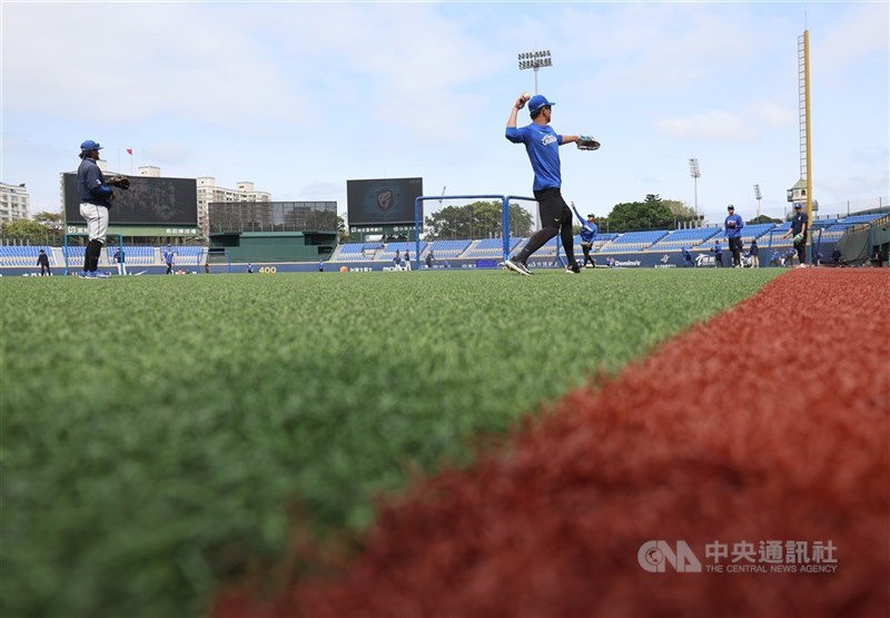 中華職棒台鋼雄鷹隊11日作客富邦悍將主場,雄鷹總教練洪一中表示,新莊球場界外區改成人工草皮,休息區會變得比較乾淨,整體打球感覺會較舒適。(中央社檔案照片)