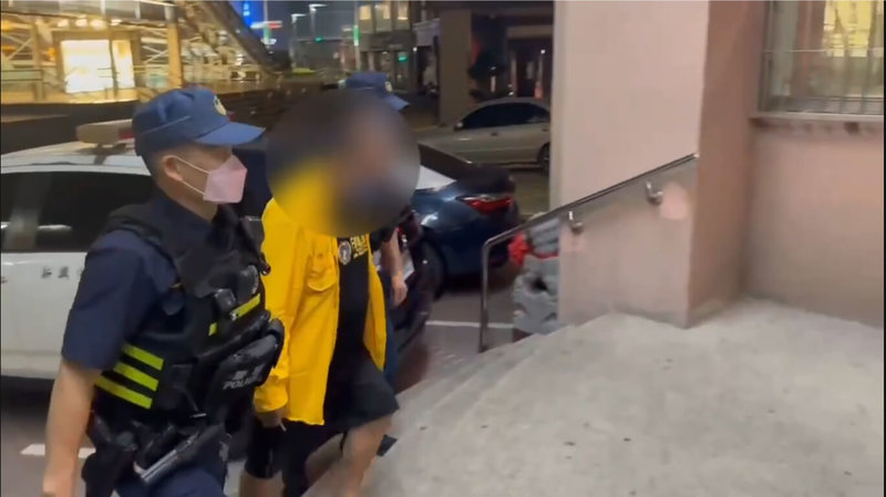 高雄新興區一間美甲店10日被路人發現張貼多張討債字條,警方循線找到黃姓男子(中),經了解是店家租客與人發生債務糾紛,黃男討債不成才張貼字條,全案依恐嚇、毀損等罪送辦。(高市新興警分局提供)中央社記者洪學廣傳真 114年4月11日