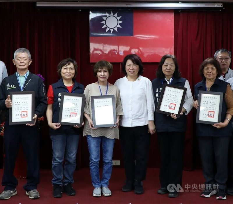 嘉義市慶祝114年農民節大會11日在嘉義市農會舉行,會中表揚126名傑出農民,並由市長黃敏惠(前右3)頒發獎狀給28名協助農業基層建設有功人員。中央社記者黃國芳攝 114年4月11日