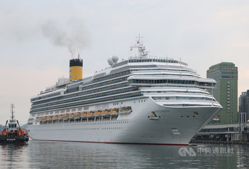 歌詩達郵輪莎倫娜號8日搭載3000多名旅客從基隆出發,因機械故障停留日本沖繩那霸,12日上午返抵基隆港。中央社記者張新偉攝 114年4月12日