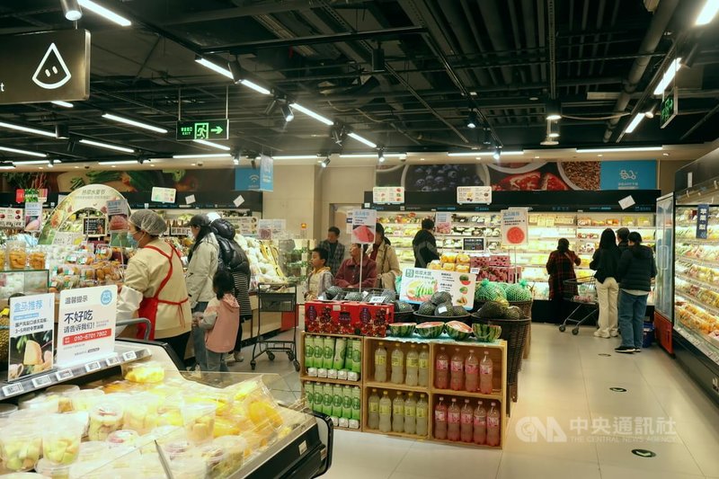據中國中央氣象台指出,北京12、13日預計會有極端大風。11日曾引發民眾搶購超商食品,12日記者走訪位在北京市朝陽區的3間超市,生鮮蔬果、肉品貨源均充足,也有不少民眾今早前往超市採購。中央社記者謝怡璇北京攝 114年4月12日