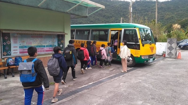 花蓮縣政府向教育部爭取經費補助,加上自籌經費,共計花費新台幣3200萬餘元購置新交通車,協助縣內學校在今年陸續汰換交通車,提供學生安全的通學環境。(花蓮縣政府提供)中央社記者張祈傳真 114年4月12日