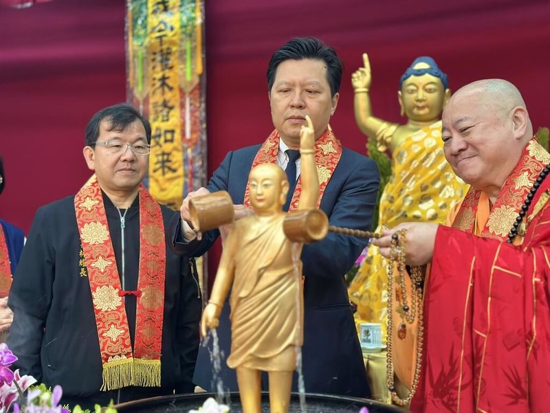 新北市佛教會13日在三重綜合體育館舉行「浴佛節慶典大會」,副市長朱惕之(右2)與新北市佛教會理事長如乘法師(右1)一同浴佛祈福,祈願風調雨順、人民平安。(民政局提供)中央社記者王鴻國傳真 114年4月13日
