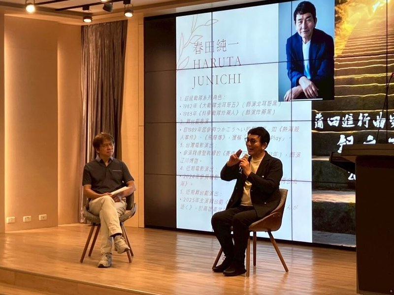 日本演員春田純一（右）日前到崑山科技大學授課，與學生面對面分享演藝歷程，並現場示範武打動作，從拳腳節奏、身形到眼神一一指導。（社團法人國際舞台文化表演藝術交流協會提供）中央社記者葉冠吟傳真  114年4月13日