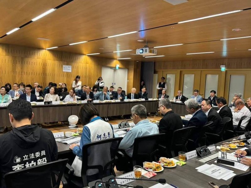 行政院13日舉辦高雄產業座談,會中有產業代表提出希望政府延後或取消今年夏季電價。(柯志恩辦公室提供)中央社記者蔡孟妤傳真 114年4月13日