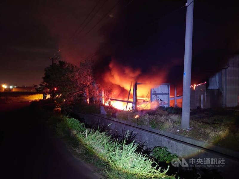 台中市大雅區1處鐵皮工廠13日晚間發生火警，消防局獲報到場，經布署水線救災，已將火勢撲滅，無人員受困受傷。（翻攝照片）中央社記者蘇木春傳真  114年4月13日