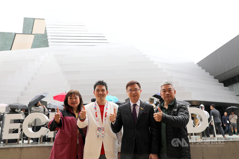 2025大阪世博海外推廣課代理課長松田博和(左2)、台灣首家販售大阪世博門票的代理商日盟國際商務有限公司總經理黃玉雲(左1)與玉山數位科技株式會社會長黃志芳(右2)合影。松田特別用中文說,希望很多台灣人來參觀。中央社記者楊明珠大阪攝 114年4月13日