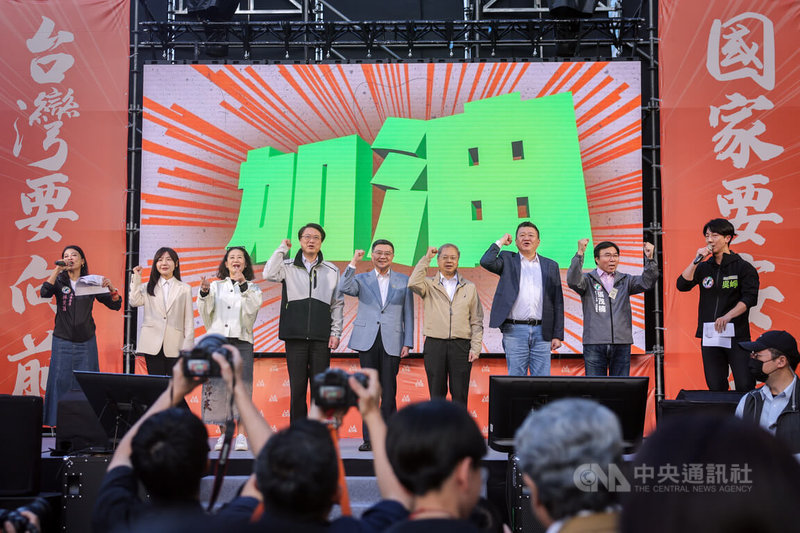 民進黨舉辦的「人民是頭家」政策宣講會台北場13日在北平東路登場,行政院長卓榮泰(中)、行政院秘書長龔明鑫(右4)、民進黨秘書長林右昌(左4)、立委吳思瑤(左3)、吳沛憶(左2)等出席宣講,帶領群眾高呼口號團結士氣。中央社記者裴禛攝 114年4月13日