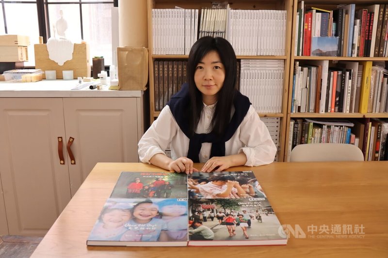 中國出版人夏楠與她出版的「你好小朋友」系列攝影集3本,桌面上左上角為該書1983年出版的樣貌,復刻版在2019年出版時更換封面。該系列3本書在中國賣了3萬冊,銷售數字亮眼,也引發話題。中央社記者張淑伶上海攝 114年4月13日
