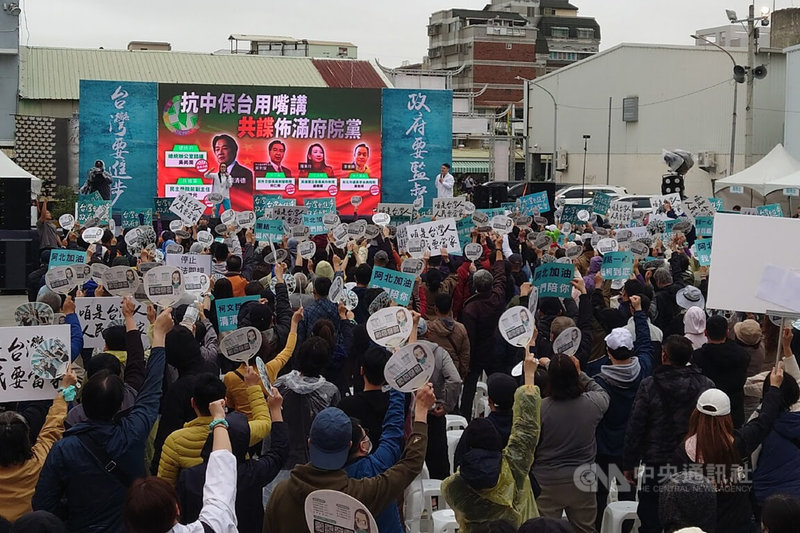 台灣民眾黨「人民要當家」全民問政宣講台南場13日在永康區大灣武龍宮舉行,與3月23日民進黨舉辦「人民是頭家」政策宣講會為相同場地,較勁意味濃厚。中央社記者楊思瑞攝 114年4月13日