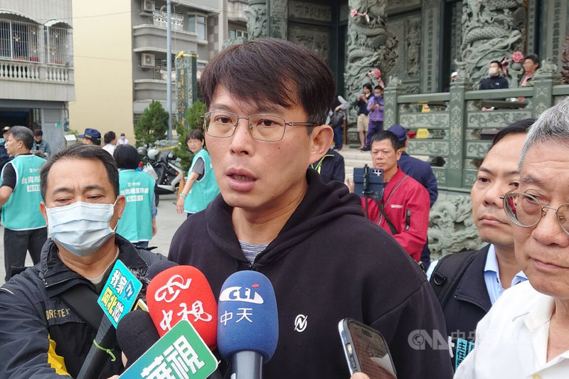 台灣民眾黨「人民要當家」全民問政宣講台南場13日下午舉行,黨主席黃國昌(前中)上台前接受媒體聯訪,針對近日政府處理美國關稅問題回應。中央社記者楊思瑞攝 114年4月13日