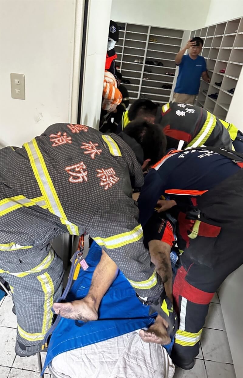 雲林縣斗六市某食品公司13日發生工安意外，外包工黃姓兄弟進行管線查修時，疑因沼氣中毒昏迷受困，消防人員趕抵將人救出，兄弟均呈現OHCA（到院前心肺功能停止）狀態。（雲林縣消防局提供）中央社記者黃國芳傳真 114年4月13日