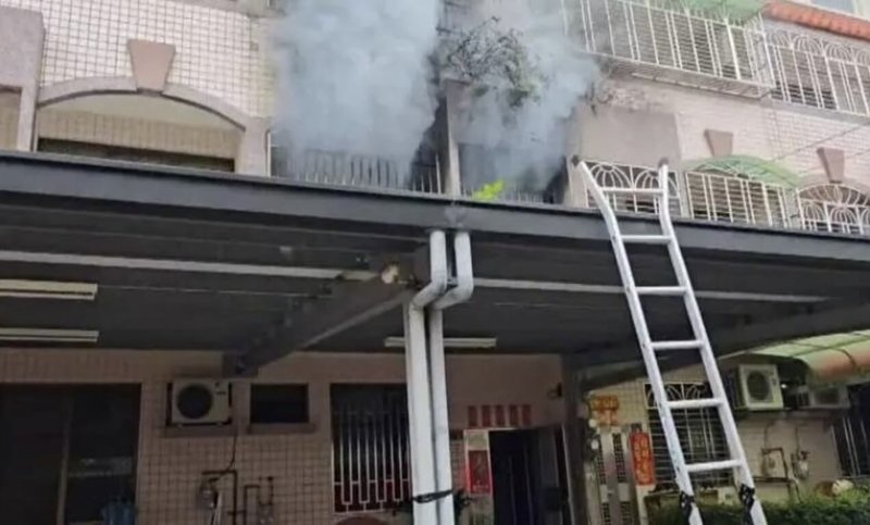 苗栗縣頭份市一棟透天厝13日發生火警,警消初步了解,這場火警是由屋內8歲男童發現後趕緊下樓,通知阿公上樓滅火,現場火勢不到30分鐘撲滅,起火原因及財損金額待調查釐清。(民眾提供)中央社記者魯鋼駿傳真 114年4月13日