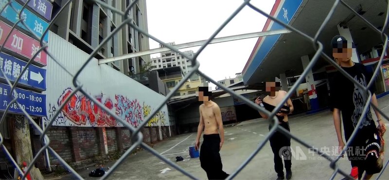 台中警方12日接獲報案,大里區一處廢棄加油站有3人闖入噴漆塗鴉,警方到場制止後,將涉案的黃男等3人帶回調查,依違反社會秩序維護法裁處。(翻攝照片)中央社記者蘇木春傳真 114年4月13日