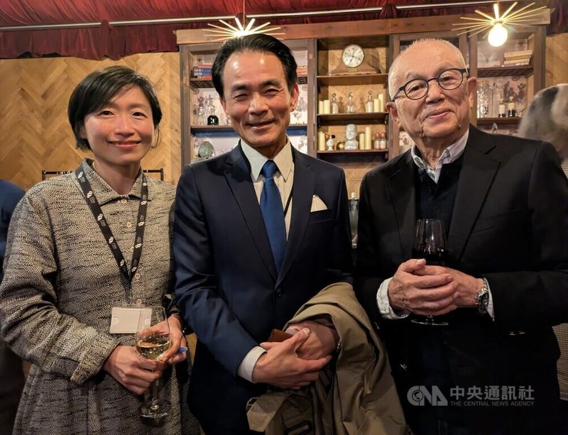 英國電影協會(BFI)4月在倫敦舉行台灣新電影專題影展,韓裔策展人趙賢真(Hyun Jin Cho)(左)告訴中央社,她希望能有更多台灣新電影的重要導演和作品被人看見。圖為11日趙賢真、台灣新電影導演陳坤厚(右)及駐英副代表柳惠千(中)在影展交流酒會。中央社記者陳韻聿倫敦攝 114年4月14日