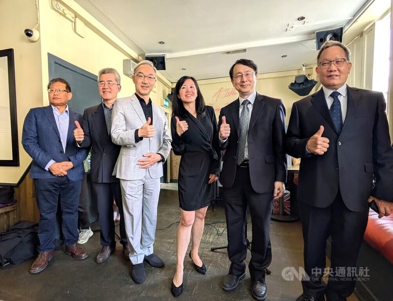 英國政治大學校友會12日在倫敦舉行成立大會,期間率團訪英的政大副校長蔡維奇(右2)以及國際金融學院院長、前財政部長蘇建榮(右1)出席祝賀並頒發證書。校友、駐英國代表姚金祥(左3)也現身表達支持。中央社記者陳韻聿倫敦攝 114年4月14日