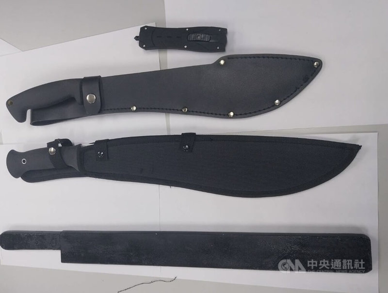 兩名男子因各自女性友人爭吵，竟相約今天凌晨在新北市五股談判，其中一方遭對方3人持刀砍傷送醫，警方獲報逮人並起出作案刀械。（翻攝照片）中央社記者王鴻國傳真  114年4月14日
